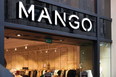 Londra, Birleşik Krallık - 1 Şubat 2019: Oxford caddesindeki MANGO şube girişinde beyaz neon tabela. Punto Fa, İspanyol giyim ve imalat şirketidir.