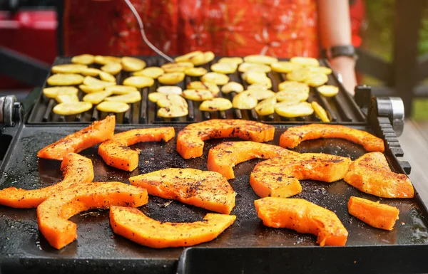 Piezas Calabaza Mantequilla Color Naranja Brillante Sazonado Con Especias Parrilla —  Fotos de Stock