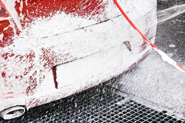 Czerwony Samochód Myty Myjni Samoobsługowej Detal Białej Piance Mydlanej Natryskującej — Zdjęcie stockowe