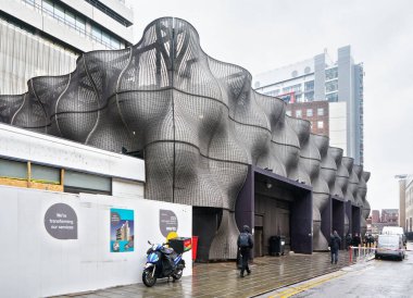 Londra, Birleşik Krallık - 01 Şubat 2019: Londra Köprüsü 'nden Guy' s ve St. Thomas hastanelerinin girişinde soyut mimari. Burası akademik sağlık bilim merkezi ve eğitim hastanesi..