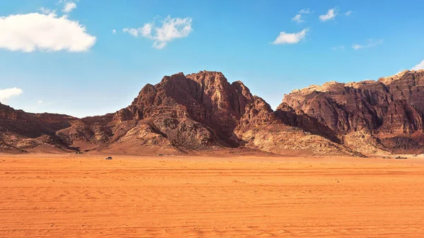 커다란 산들이 위로는 뒤쪽에는 전차의 요르단 — 스톡 사진