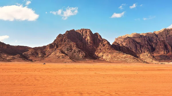 Deserto Piatto Rosso Con Grandi Montagne Lontananza Cielo Blu Sopra — Foto Stock