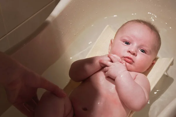 Bébé Garçon Lavé Dans Une Petite Baignoire Vue Haut Main — Photo