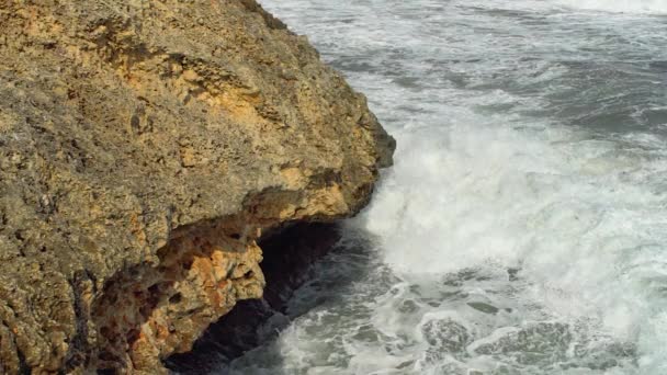 Μικρά Κύματα Συντρίβονται Βραχώδη Ακτή Μια Ηλιόλουστη Μέρα Βίντεο Αργής — Αρχείο Βίντεο