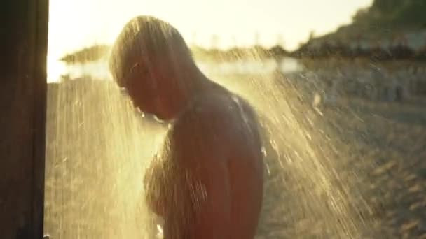 Młody Człowiek Biorąc Rano Prysznic Plaży Słońce Świeci Tło — Wideo stockowe