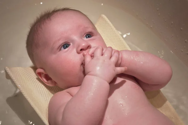 Bébé Garçon Lavé Dans Une Petite Baignoire Vue Haut — Photo