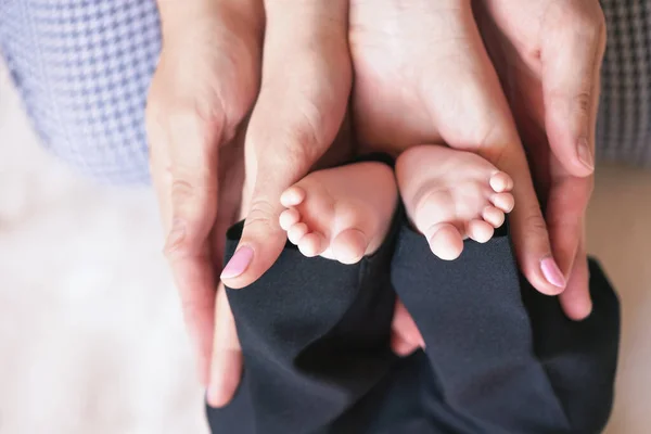 Parents Hands Holding Little Baby Boy Feet View — Stock Photo, Image