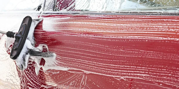 Červené Auto Umyté Samoobslužné Myčce Detail Štětci Zanechání Tahů Bočních — Stock fotografie