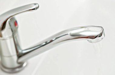 Krom gümüşü musluk su akışı, yakın çekim detayı