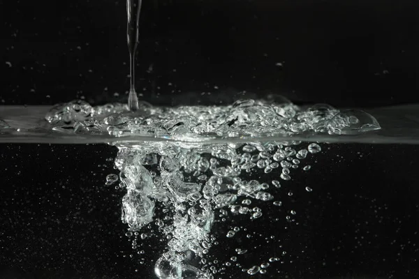 Вода Розбризкується Коли Вона Вливається Акваріумний Бак Чорний Фон — стокове фото