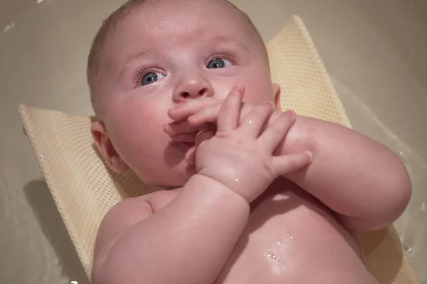 Bébé Garçon Lavé Dans Une Petite Baignoire Vue Haut — Photo