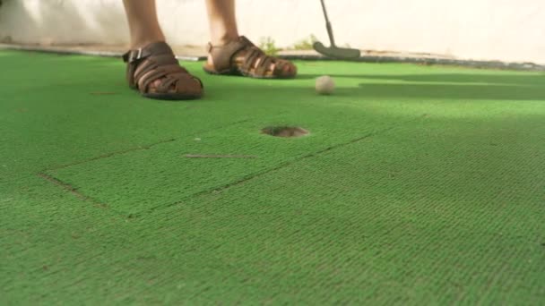 Jovem Jogar Minigolfe Preparar Para Buraco Fácil Mas Falha Detalhe — Vídeo de Stock