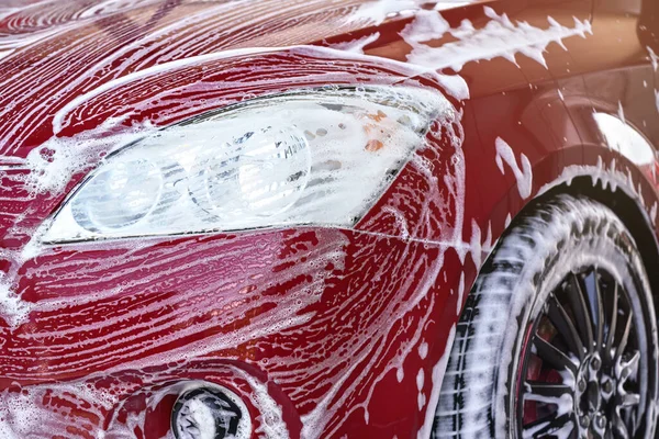 Dettaglio Luce Anteriore Auto Rossa Lavata Autolavaggio Colpi Sapone Bianco — Foto Stock