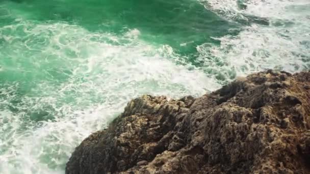 Small Waves Green Sea Water Crashing Rocky Shore Sunny Day — Stock Video