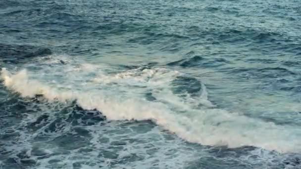 Sol Lyser Små Havsvågor Havsytan Slow Motion Video — Stockvideo