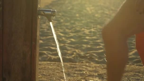 Женщина Удаляя Песок Образуют Ноги Пляжным Душем Возле Песчаной Земли — стоковое видео