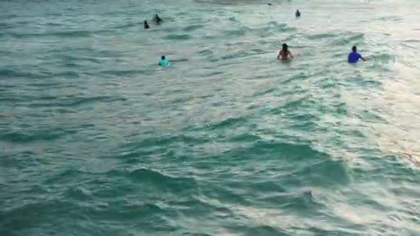 Cales Mallorca Spanje September 2019 Onbekende Surfers Hun Surfplank Het — Stockvideo