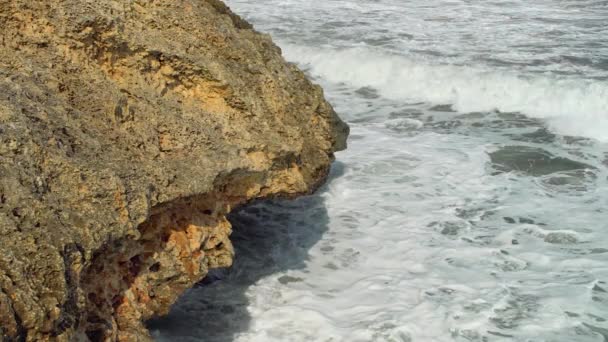 Mar Estrellándose Orilla Rocosa Agua Verde Salpicando Sobre Acantilado Creación — Vídeo de stock