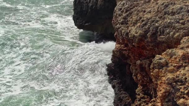 날에는 파도가 바위가 해안에 부서지고 느리게 움직이는 비디오가 있습니다 — 비디오