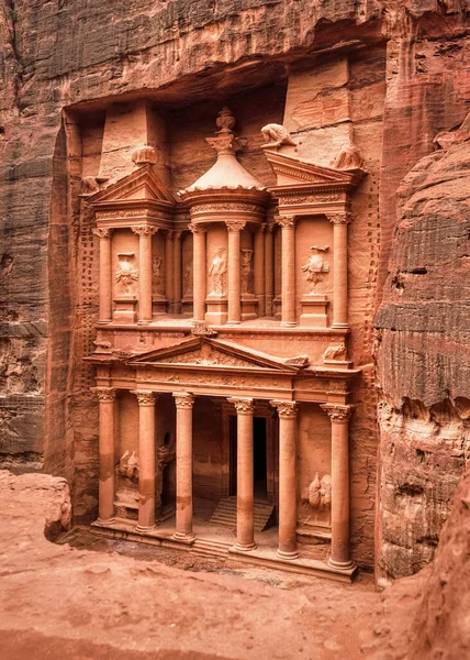 Frente al templo del Tesoro de Al-Jazneh tallado en muro de piedra - atracción principal en la ciudad perdida de Petra — Foto de Stock