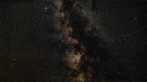夜空中，许多星辰环绕在阿奎拉和斯库图姆星座周围，银河般的方向可见。长期曝光堆放的照片 — 图库照片