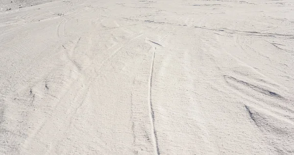 Kristal karla kaplı bir yamaç, kayaktan çok az iz var. — Stok fotoğraf