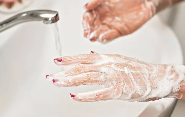 Wanita Muda Mencuci Tangannya Bawah Air Keran Keran Dengan Sabun — Stok Foto