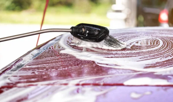 Escova Deixando Traços Xampu Branco Espuma Telhado Carro Vermelho Lavado — Fotografia de Stock