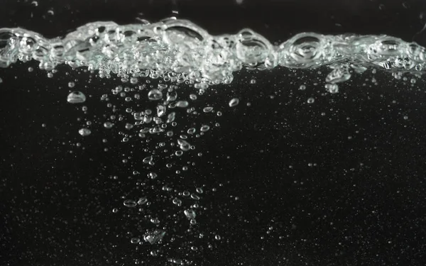 Вода Розбризкується Коли Вона Вливається Акваріумний Бак Чорний Фон — стокове фото