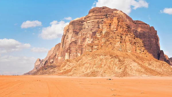 Grande Montagna Nel Deserto Rosso Piccolo Veicolo 4Wd Primo Piano — Foto Stock