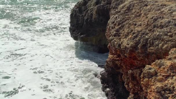Mořské Vlny Narážející Skalnaté Pobřeží Během Slunečného Dne Zpomalené Video — Stock video
