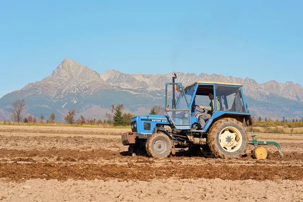 Vychodna Szlovákia 2018 Október Kék Traktor Szántás Ősszel Száraz Talajt — Stock Fotó