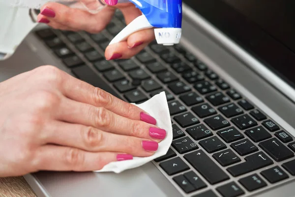白い組織と女性のクリーニングノートパソコンのキーボード 紙タオルを保持彼女の指の詳細 近くの青アルコール噴霧器 消毒コンセプト — ストック写真