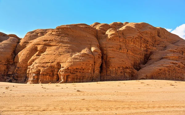 Massiccio Roccioso Sul Deserto Sabbia Rossa Cielo Azzurro Brillante Sullo — Foto Stock