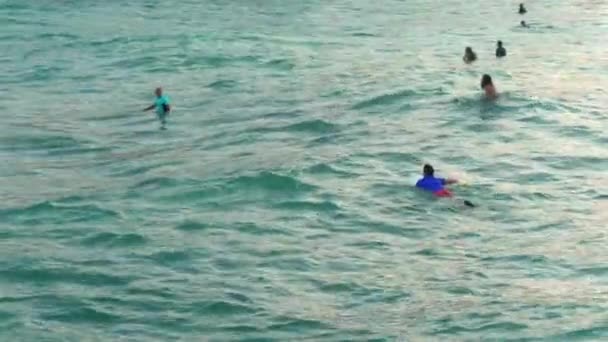 Cales Mallorca Hiszpania Września 2019 Nieznani Surferzy Leżący Deskach Surfingowych — Wideo stockowe