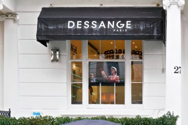 Londra, Birleşik Krallık - 01 Şubat 2019: Dessange Paris logosu Güney Kensington 'daki şubelerinin siyah pencere gölgesinde. Lüks kadın kuaför salonu zinciri.