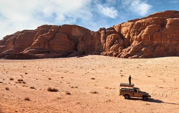 Desierto Polvoriento Con Macizo Rocoso Cielo Azul Por Encima Vehículo —  Fotos de Stock