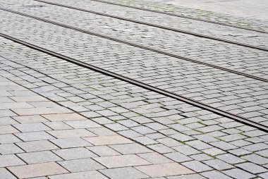 Çelik tramvay raylarının döşemesi taş döşenmiş.