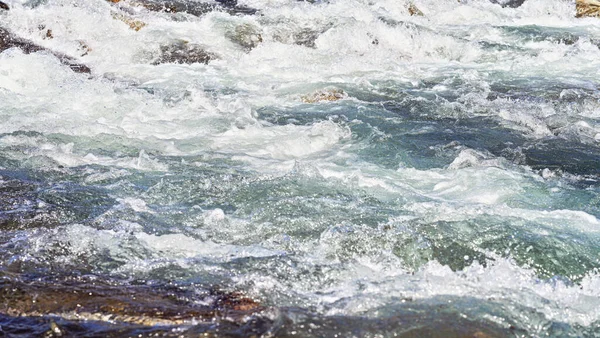 Rapid Spring River Fluindo Sobre Rochas Dia Ensolarado Formando Ondas — Fotografia de Stock