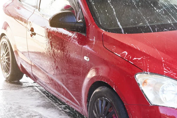 Červené Auto Umyté Samoobslužné Myčce Detaily Straně Pokryté Vodou Postřikovanou — Stock fotografie