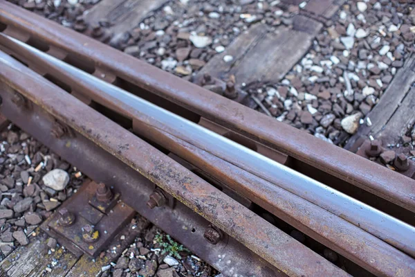 Bazı Yerlerde Pas Olan Eski Demiryolu Rayları Yakın Çekim Detayları — Stok fotoğraf