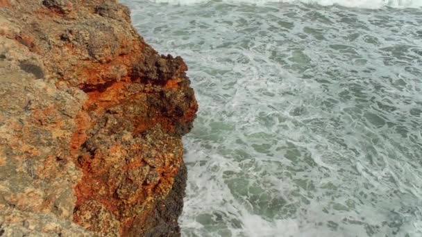 Havet Kraschar Stenig Strand Grönt Vatten Stänk Och Skapa Vitt — Stockvideo