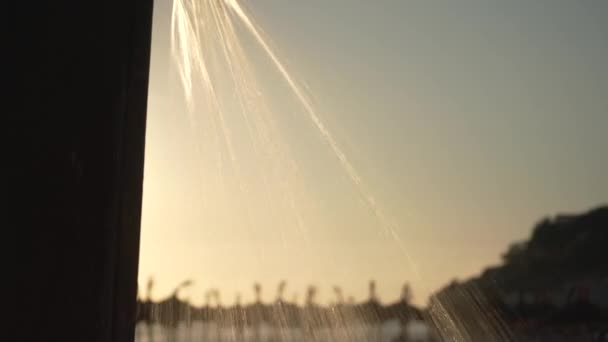 Опрыскивание Воды Головы Пляжного Душа Утреннее Загорание Затемненного Фона Анонимный — стоковое видео