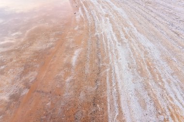 Ölü Deniz 'deki sahilde tuz. Dünyanın en büyük hipertuzlu gölü.