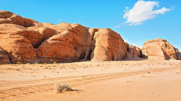 4Wd Tracce Pneumatici Veicolo Nel Deserto Sabbia Grande Distanza Massiccio — Foto Stock