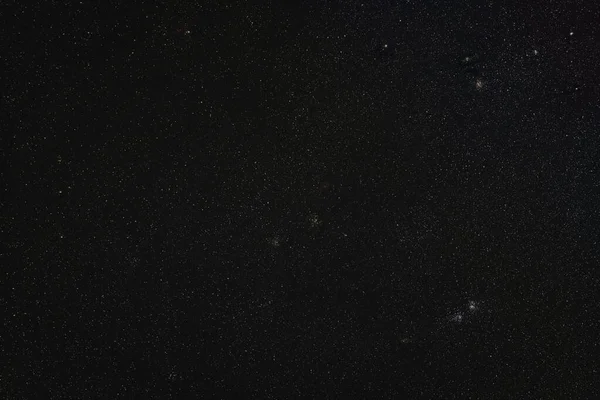 夜空中 许多恒星都有一些深空物体 Persei星团 几乎看不见心脏 灵魂星云 长期曝光堆放的照片 — 图库照片