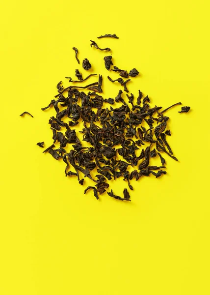 Luźny Liść Czarna Herbata Żółtej Planszy Widok Góry Miejsce Tekst — Zdjęcie stockowe