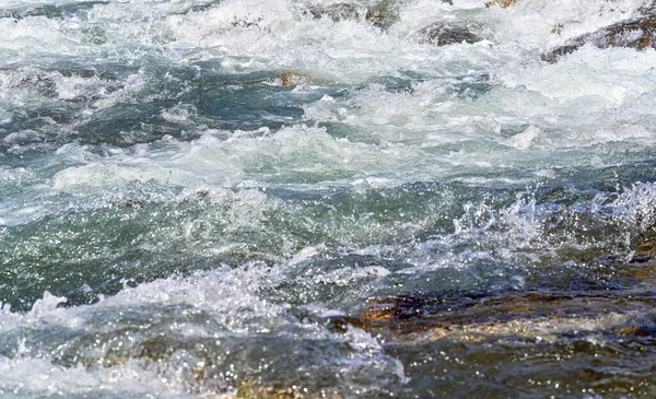 Rapid Spring River Fluindo Sobre Rochas Dia Ensolarado Formando Ondas — Fotografia de Stock
