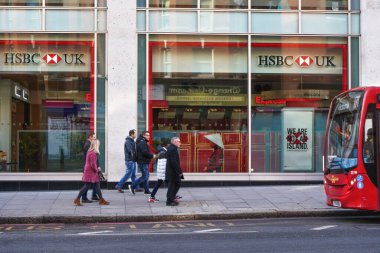 Londra, Birleşik Krallık - 2 Şubat 2019: Victoria 'da HSBC İngiltere şubesinin önünde yürüyen insanlar. HSBC Bank plc, 1865 yılında kurulan İngiliz bankacılık ve finans kuruluşu. 