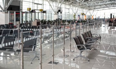 Bratislava, Slovakya - 17 Eylül 2019: Milan Rastislav Stefanik Havaalanı 'nın kalkış salonundaki boş sandalyeler. Slovakya 'nın ana havaalanı yılda 2 milyon yolcu alıyor.